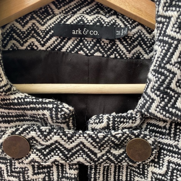 Black and white cape - Picture 5 of 6